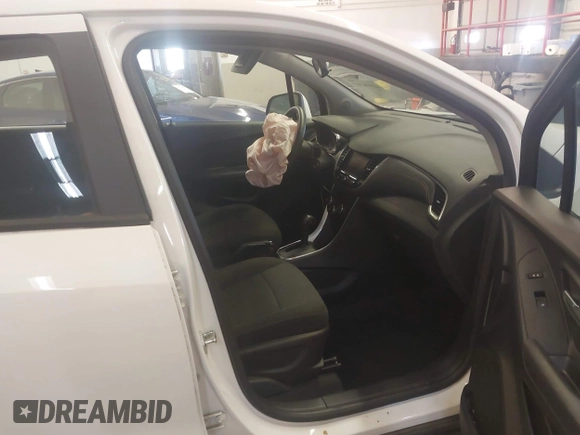 2020 Chevrolet Trax LS with VIN KL7CJKSB2LB093520, listed as a IAAI auction lot 41976707 with 37,933 mi miles and . Bid and sale history available at carsss.com. Image 5.