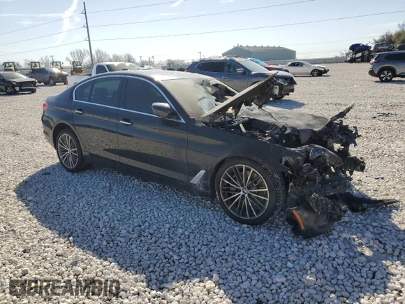 2018 BMW 5 Series 530i z VIN WBAJA5C52JWA38947, wystawiony jako Copart lot #48182405 z przebiegiem Nie podano mil oraz Szkoda całkowita • Salvage title. Historia ofert i sprzedaży dostępna na DreamBid. Obrazek 4.