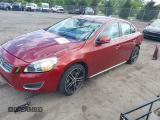 2013 Volvo S60 T6 R-Design Platinum z VIN YV1902FH1D2176480, wystawiony jako IAAI lot #42329476 z przebiegiem 142 808 mil mil oraz . Historia ofert i sprzedaży dostępna na DreamBid. Obrazek 18.