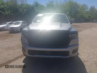 2025 Ram 1500 Big Horn z VIN 1C6RRFFG4SN502088, wystawiony jako IAAI lot #42144309 z przebiegiem 20 991 mil mil oraz . Historia ofert i sprzedaży dostępna na DreamBid. Obrazek 13.