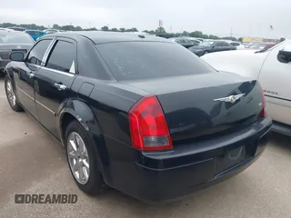 2007 Chrysler 300 z VIN 2C3LA43R57H875094, wystawiony jako IAAI lot #42377656 z przebiegiem 125 067 mil mil oraz . Historia ofert i sprzedaży dostępna na DreamBid. Obrazek 3.