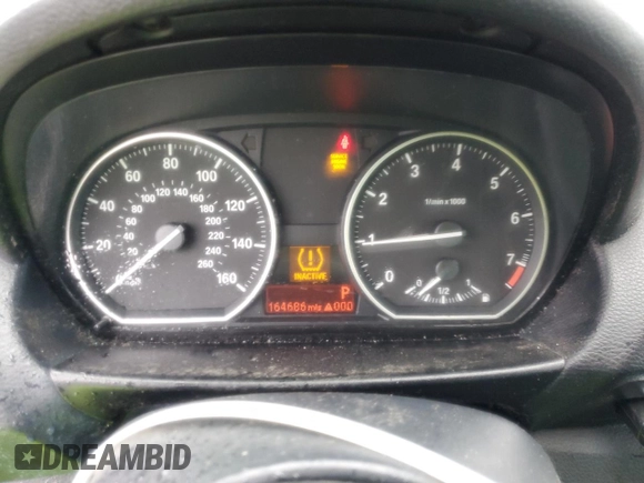 2011 BMW 1 Series 128i z VIN WBAUP9C56BVL89657, wystawiony jako Copart lot #45222005 z przebiegiem 164 686 mil mil oraz Szkody całkowita. Historia ofert i sprzedaży dostępna na DreamBid. Obrazek 9.