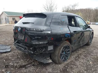 2025 BMW iX xDrive50 z VIN WB523CF00SCT84335, wystawiony jako IAAI lot #42002627 z przebiegiem 3241 mil mil oraz . Historia ofert i sprzedaży dostępna na DreamBid. Obrazek 6.