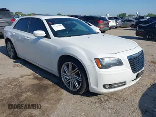 2014 Chrysler 300 S z VIN 2C3CCABG2EH322943, wystawiony jako IAAI lot #42240800 z przebiegiem 176 984 mil mil oraz . Historia ofert i sprzedaży dostępna na DreamBid. Obrazek 1.