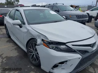 2022 Toyota Camry SE with VIN 4T1G11AK8NU061089, listed as a IAAI auction lot 41765774 with 33,024 mi miles. Bid and sale history available at carsss.com. Image 6.