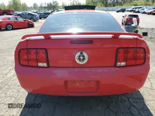 2005 Ford Mustang Deluxe z VIN 1ZVFT80N555129676, wystawiony jako Copart lot #52985715 z przebiegiem 135 160 mil mil oraz Szkoda całkowita • Salvage title. Historia ofert i sprzedaży dostępna na DreamBid. Obrazek 6.