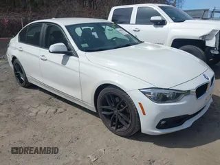 2018 BMW 3 Series 320i xDrive z VIN WBA8A3C52JA499627, wystawiony jako IAAI lot #41888102 z przebiegiem 144 368 mil mil oraz . Historia ofert i sprzedaży dostępna na DreamBid. Obrazek 1.