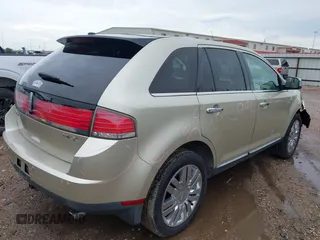2010 Lincoln MKX z VIN 2LMDJ6JC0ABJ11318, wystawiony jako IAAI lot #42448885 z przebiegiem 92 860 mil mil oraz . Historia ofert i sprzedaży dostępna na DreamBid. Obrazek 4.