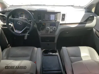 2020 Toyota Sienna XLE z VIN 5TDDZ3DC6LS228289, wystawiony jako Copart lot #57181645 z przebiegiem 69 830 mil mil oraz Szkoda całkowita • Salvage title. Historia ofert i sprzedaży dostępna na DreamBid. Obrazek 8.