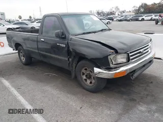 1995 Toyota T100 z VIN JT4VD11E9S0007767, wystawiony jako IAAI lot #42013258 z przebiegiem 235 298 mil mil oraz . Historia ofert i sprzedaży dostępna na DreamBid. Obrazek 1.