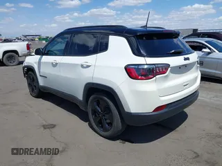 2021 Jeep Compass Latitude z VIN 3C4NJCBBXMT603940, wystawiony jako IAAI lot #42079547 z przebiegiem 70 076 mil mil oraz . Historia ofert i sprzedaży dostępna na DreamBid. Obrazek 3.