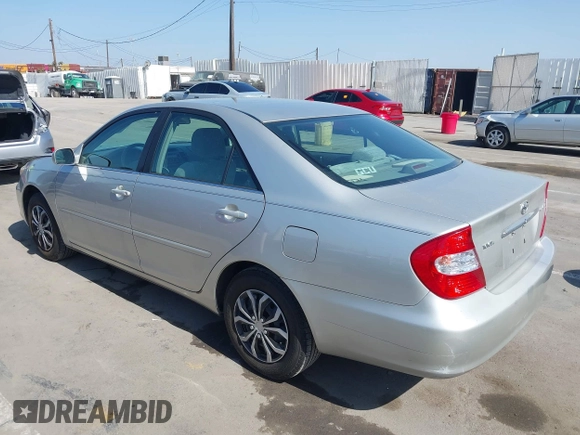 2004 Toyota Camry LE z VIN 4T1BE32K64U799027, wystawiony jako IAAI lot #42322301 z przebiegiem 89 437 mil mil oraz . Historia ofert i sprzedaży dostępna na DreamBid. Obrazek 3.