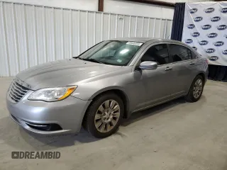 2014 Chrysler 200 LX z VIN 1C3CCBAB9EN141633, wystawiony jako Copart lot #45680355 z przebiegiem 152 638 mil mil oraz Szkody całkowita. Historia ofert i sprzedaży dostępna na DreamBid. Obrazek 1.