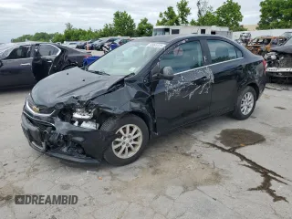 2017 Chevrolet Sonic LT z VIN 1G1JD5SH1H4145537, wystawiony jako Copart lot #58361325 z przebiegiem 61 081 mil mil oraz Czysty tytuł • Clean title. Historia ofert i sprzedaży dostępna na DreamBid. Obrazek 1.