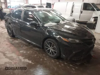 2023 Toyota Camry SE z VIN 4T1T11AK6PU086171, wystawiony jako IAAI lot #41635837 z przebiegiem 48 044 mil mil oraz . Historia ofert i sprzedaży dostępna na DreamBid. Obrazek 1.
