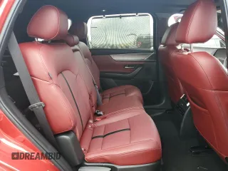 2025 Mazda CX-70 Premium Plus z VIN JM3KJEHA1S1100600, wystawiony jako Copart lot #71751234 z przebiegiem 2836 mil mil oraz Szkody całkowita. Historia ofert i sprzedaży dostępna na DreamBid. Obrazek 11.