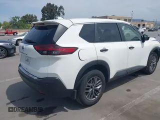 2021 Nissan Rogue S z VIN JN8AT3AA0MW011687, wystawiony jako IAAI lot #42034547 z przebiegiem 50 989 mil mil oraz . Historia ofert i sprzedaży dostępna na DreamBid. Obrazek 4.