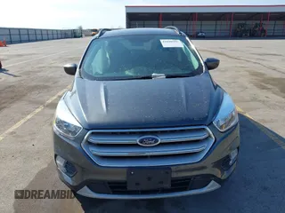 2018 Ford Escape SE z VIN 1FMCU9GD6JUD55937, wystawiony jako IAAI lot #41898592 z przebiegiem 37 800 mil mil oraz . Historia ofert i sprzedaży dostępna na DreamBid. Obrazek 13.