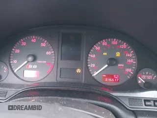 2001 Audi S8 z VIN WAUGU54D81N012542, wystawiony jako IAAI lot #41120533 z przebiegiem 216 617 mil mil oraz . Historia ofert i sprzedaży dostępna na DreamBid. Obrazek 7.