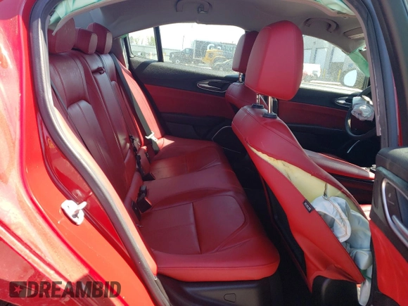 2019 Alfa Romeo Giulia z VIN ZARFAMANXK7620606, wystawiony jako Copart lot #50732025 z przebiegiem Nie podano mil oraz Szkody całkowita. Historia ofert i sprzedaży dostępna na DreamBid. Obrazek 10.