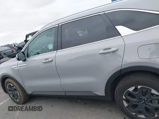 2025 Kia Sorento S z VIN 5XYRL4JC1SG334274, wystawiony jako IAAI lot #41820190 z przebiegiem 8 336 mil mil oraz . Historia ofert i sprzedaży dostępna na DreamBid. Obrazek 14.