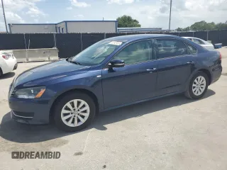2014 Volkswagen Passat Wolfsburg Edition z VIN 1VWAT7A35EC115077, wystawiony jako Copart lot #60549905 z przebiegiem 107 092 mil mil oraz Szkoda całkowita • Salvage title. Historia ofert i sprzedaży dostępna na DreamBid. Obrazek 1.