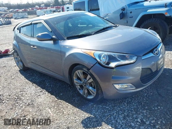2016 Hyundai Veloster z VIN KMHTC6AD9GU264048, wystawiony jako IAAI lot #41634443 z przebiegiem 103 758 mil mil oraz . Historia ofert i sprzedaży dostępna na DreamBid. Obrazek 1.