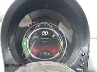 2017 FIAT 500e z VIN 3C3CFFGE3HT565426, wystawiony jako IAAI lot #42249306 z przebiegiem 59 866 mil mil oraz . Historia ofert i sprzedaży dostępna na DreamBid. Obrazek 7.
