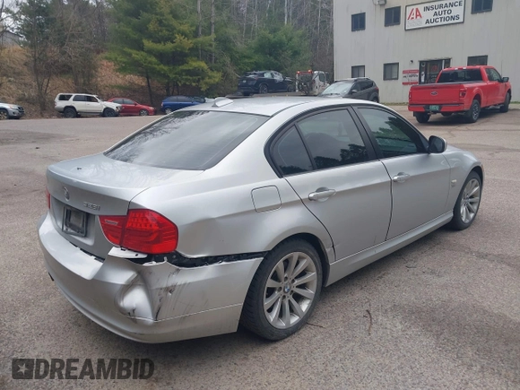 2011 BMW 3 Series 328i xDrive z VIN WBAPK5G53BNN28397, wystawiony jako IAAI lot #42095389 z przebiegiem 112 275 mil mil oraz . Historia ofert i sprzedaży dostępna na DreamBid. Obrazek 4.