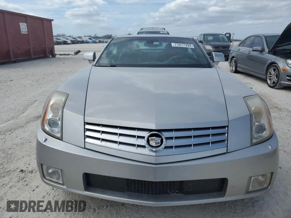 2004 Cadillac XLR z VIN 1G6YV34A945601007, wystawiony jako Copart lot #77077394 z przebiegiem Nie podano mil oraz Szkody całkowita. Historia ofert i sprzedaży dostępna na DreamBid. Obrazek 5.