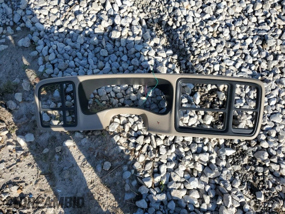 2004 Chevrolet Tahoe LS z VIN 1GNEC13Z24R174609, wystawiony jako Copart lot #52234105 z przebiegiem 182 306 mil mil oraz Szkoda całkowita • Salvage title. Historia ofert i sprzedaży dostępna na DreamBid. Obrazek 15.