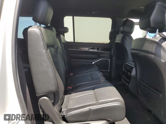 2022 Jeep Wagoneer Series II z VIN 1C4SJVBTXNS211440, wystawiony jako Copart lot #65639735 z przebiegiem 26 672 mil mil oraz Czysty tytuł • Clean title. Historia ofert i sprzedaży dostępna na DreamBid. Obrazek 11.
