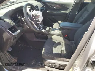 2024 GMC Terrain SLE z VIN 3GKALMEG9RL318986, wystawiony jako Copart lot #57306185 z przebiegiem 24 694 mil mil oraz Szkoda całkowita • Salvage title. Historia ofert i sprzedaży dostępna na DreamBid. Obrazek 7.
