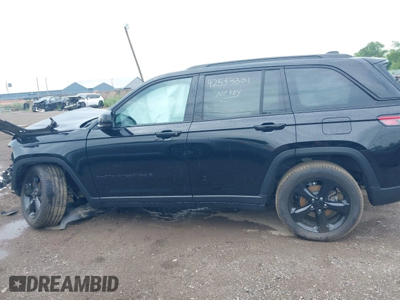 2024 Jeep Grand Cherokee Limited z VIN 1C4RJHBG5RC202647, wystawiony jako IAAI lot #42553301 z przebiegiem 12 121 mil mil oraz . Historia ofert i sprzedaży dostępna na DreamBid. Obrazek 13.
