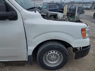 2018 Nissan NV Cargo S z VIN 1N6BF0LY0JN807791, wystawiony jako IAAI lot #41868591 z przebiegiem 128 813 mil mil oraz . Historia ofert i sprzedaży dostępna na DreamBid. Obrazek 19.