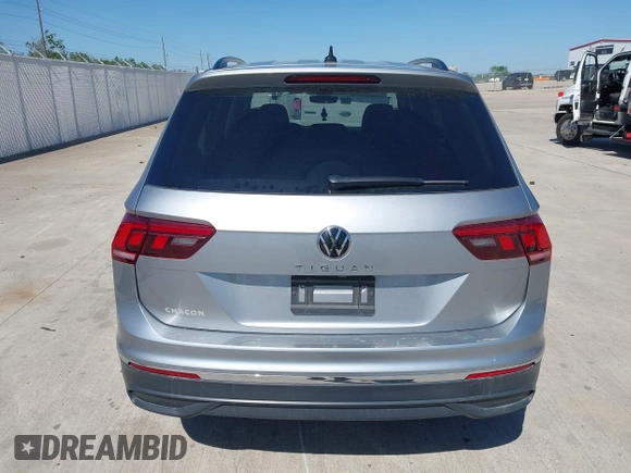 2024 Volkswagen Tiguan S z VIN 3VVRB7AX0RM029581, wystawiony jako IAAI lot #41938762 z przebiegiem 26 129 mil mil oraz . Historia ofert i sprzedaży dostępna na DreamBid. Obrazek 17.