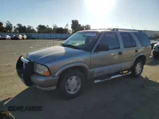 2000 GMC Jimmy SL with VIN 1GKCS13W9Y2341317, listed as a Copart auction lot 43249705 with 160,889 mi miles and Clean Title. Bid and sale history available at carsss.com. Image 1.