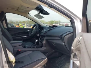 2018 Ford Escape SE z VIN 1FMCU9GD6JUC91365, wystawiony jako IAAI lot #39152113 z przebiegiem 129 283 mil mil oraz . Historia ofert i sprzedaży dostępna na DreamBid. Obrazek 5.