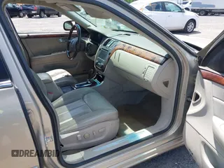 2006 Cadillac DTS 1SE z VIN 1G6KD57936U245734, wystawiony jako IAAI lot #42238256 z przebiegiem 209 188 mil mil oraz . Historia ofert i sprzedaży dostępna na DreamBid. Obrazek 5.