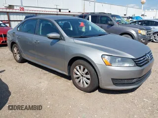 2012 Volkswagen Passat S z VIN 1VWAP7A35CC053939, wystawiony jako IAAI lot #41871963 z przebiegiem 187 141 mil mil oraz . Historia ofert i sprzedaży dostępna na DreamBid. Obrazek 1.