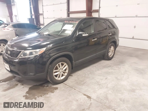 2014 Kia Sorento LX z VIN 5XYKT3A60EG479896, wystawiony jako IAAI lot #42360338 z przebiegiem 200 350 mil mil oraz . Historia ofert i sprzedaży dostępna na DreamBid. Obrazek 2.