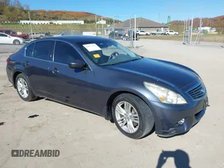 2011 Infiniti G25 x z VIN JN1DV6ARXBM451986, wystawiony jako IAAI lot #40671320 z przebiegiem 151 379 mil mil oraz . Historia ofert i sprzedaży dostępna na DreamBid. Obrazek 1.