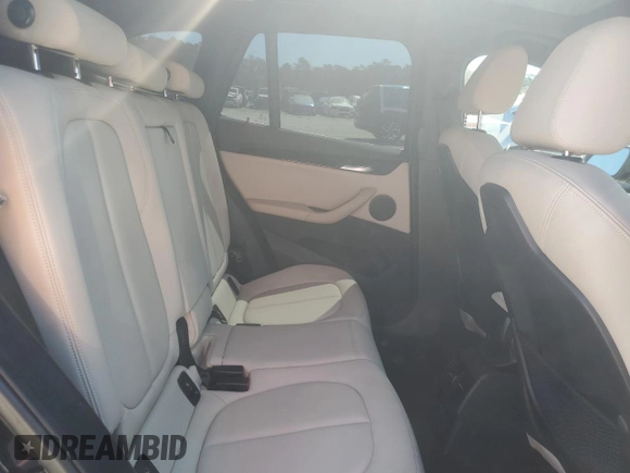 2021 BMW X1 xDrive28i z VIN WBXJG9C07M5S73464, wystawiony jako Copart lot #50374525 z przebiegiem 117 828 mil mil oraz Tytuł czysty. Historia ofert i sprzedaży dostępna na DreamBid. Obrazek 12.