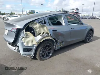 2024 Tesla Model Y z VIN 7SAYGDED7RF197638, wystawiony jako IAAI lot #42246267 z przebiegiem 8 757 mil mil oraz . Historia ofert i sprzedaży dostępna na DreamBid. Obrazek 4.