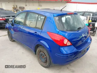 2011 Nissan Versa S z VIN 3N1BC1CP0BL447225, wystawiony jako IAAI lot #42466974 z przebiegiem 133 973 mil mil oraz . Historia ofert i sprzedaży dostępna na DreamBid. Obrazek 3.