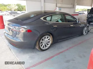 2018 Tesla Model S 75D с VIN 5YJSA1E2XJF246112, выставлен на аукционе IAAI как лот 42124379 с пробегом Не указан миль и . История ставок и продаж доступна на DreamBid. Изображение 4.