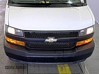 2021 Chevrolet Express Cargo z VIN 1GCWGAFP1M1303403, wystawiony jako IAAI lot #42672932 z przebiegiem 65 051 mil mil oraz . Historia ofert i sprzedaży dostępna na DreamBid. Obrazek 6.