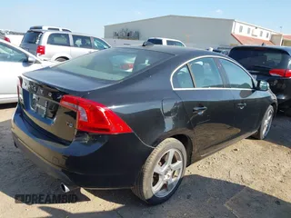 2013 Volvo S60 T5 Premier z VIN YV1612FS8D2191148, wystawiony jako IAAI lot #41866362 z przebiegiem 200 847 mil mil oraz . Historia ofert i sprzedaży dostępna na DreamBid. Obrazek 4.