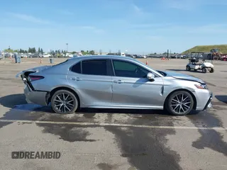 2022 Toyota Camry SE z VIN 4T1G11AK3NU638448, wystawiony jako IAAI lot #42087578 z przebiegiem 58 529 mil mil oraz . Historia ofert i sprzedaży dostępna na DreamBid. Obrazek 13.