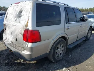 2005 Lincoln Navigator Luxury with VIN 5LMFU28535LJ01574, listed as a IAAI auction lot 41453324 with 197,935 mi miles. Bid and sale history available at carsss.com. Image 4.